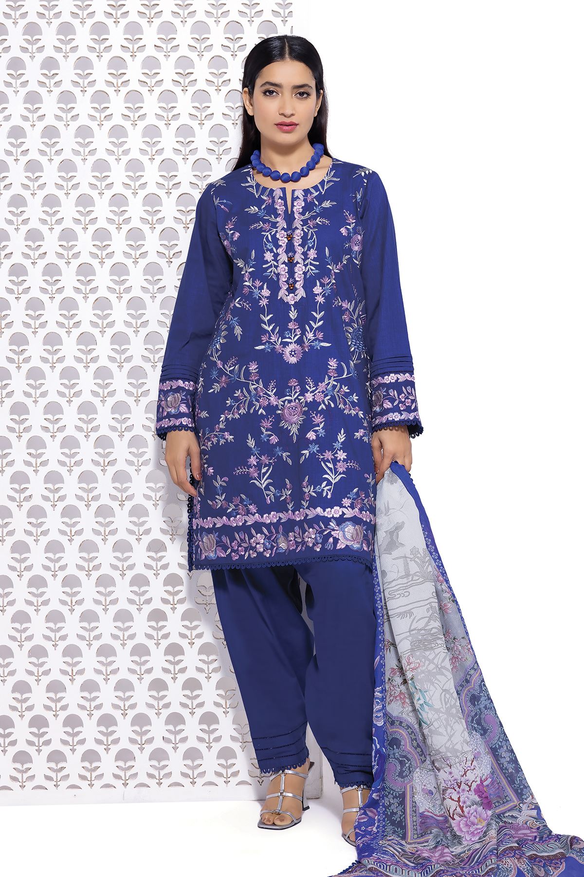 Tailored 3-Piece Crosshatch Suit – A Statement of Elegance